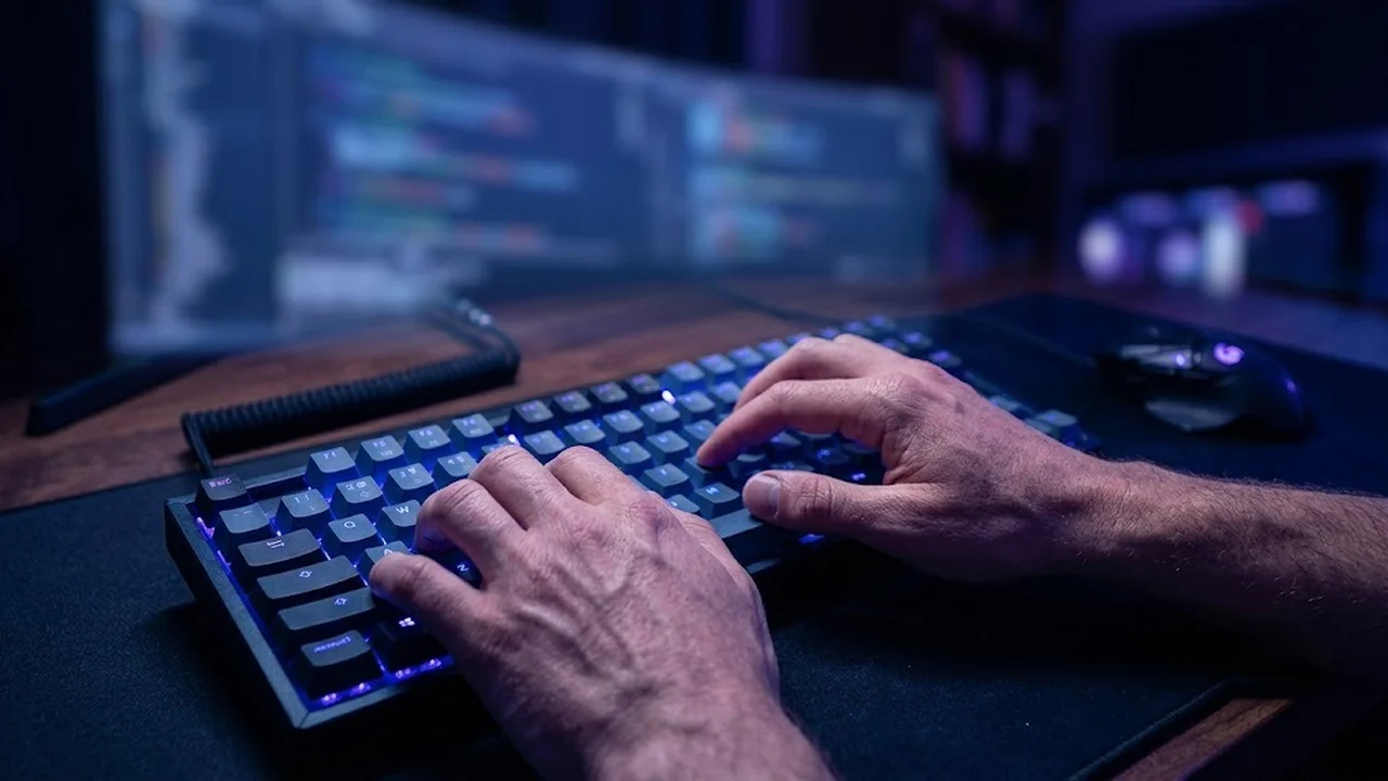 Visual Studio 2026 — programista pracujący w środowisku IDE, wieczysta licencja